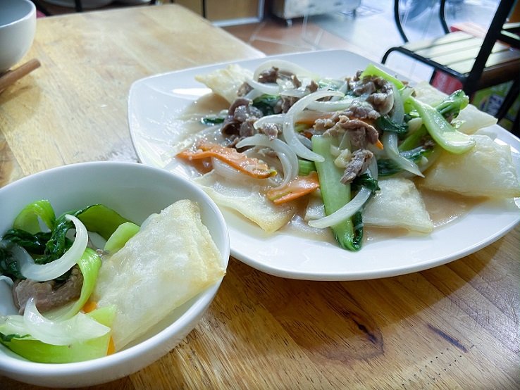 Phở chiên phồng with stir-fried vegetables, a unique food in Hanoi