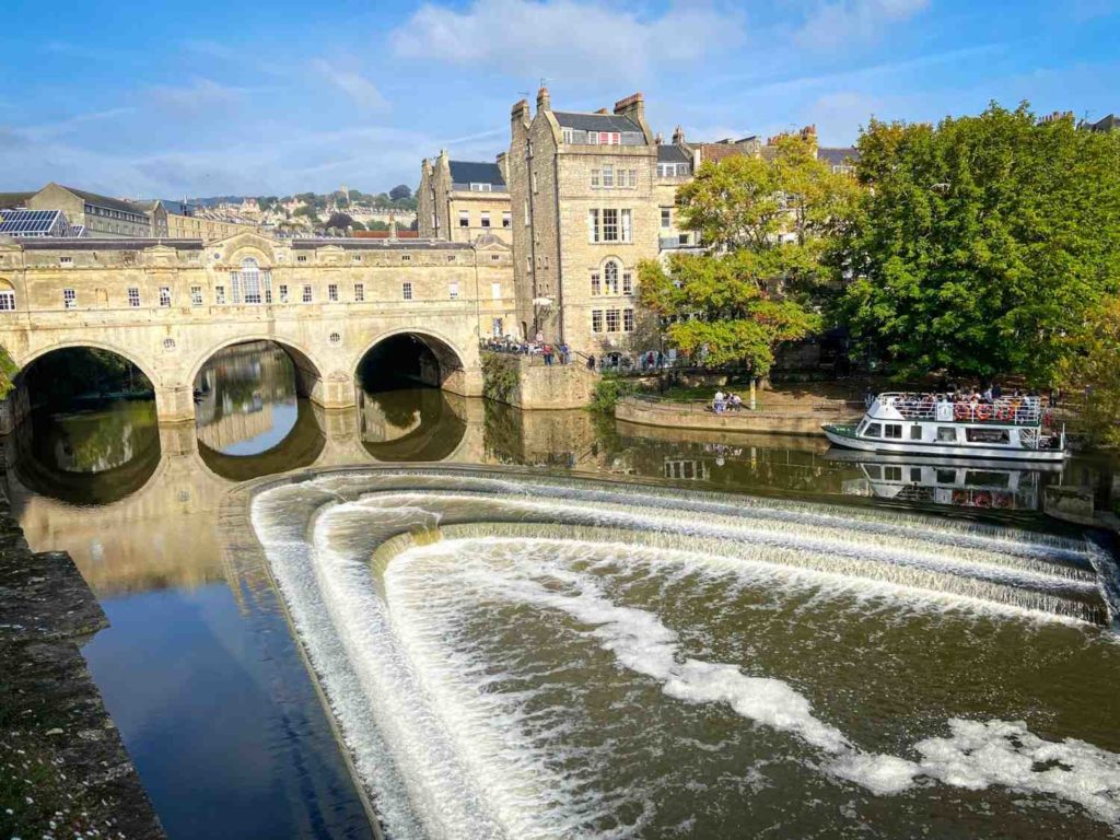 The Pulteney Bridge and a weir at the River Avon in Bath, a popular England itinerary destination for families visiting England with kids