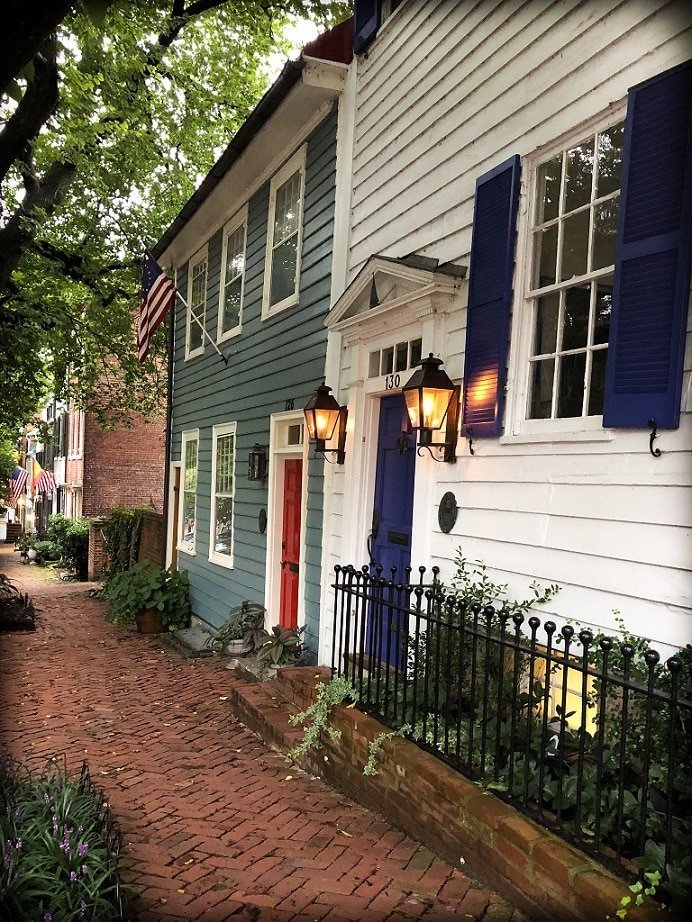 A colonial style house on a historic street in Old Town Alexandria, Virginia, one of the things to do in DC with kids