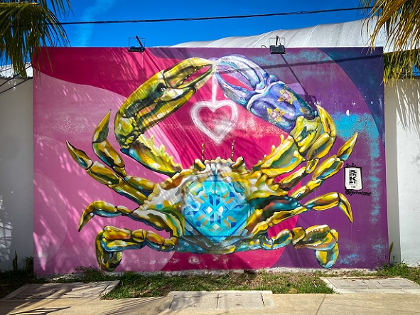 A mural of a crab holding a heart in Progreso along Callejon del Amor, one of the many things to do in Progreso